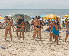 As equipes da Superintendência de Esporte do Paraná fizeram 17.079 atendimentos nas praias do Paraná, em apenas três, de sexta-feira a domingo (11 a 13). Veranistas e moradores locais participaram das atividades esportivas e recreativas ofertadas nos quatro postos fixos nas praias de Shangri-Lá, Ipanema, Praia de Leste e Caiobá, além do posto itinerante em Guaratuba.  - Curitiba, 15/01/2019  -  Foto: Divulgação