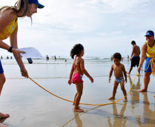 As equipes da Superintendência de Esporte do Paraná fizeram 17.079 atendimentos nas praias do Paraná, em apenas três, de sexta-feira a domingo (11 a 13). Veranistas e moradores locais participaram das atividades esportivas e recreativas ofertadas nos quatro postos fixos nas praias de Shangri-Lá, Ipanema, Praia de Leste e Caiobá, além do posto itinerante em Guaratuba.  - Curitiba, 15/01/2019  -  Foto: Divulgação