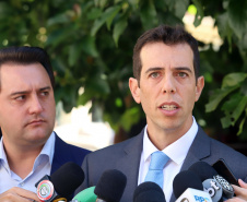 O governador Carlos Massa Ratinho Junior, acompanhou a apresentação das diretrizes de trabalho da nova gestão para a Educação, em encontro com o secretário Renato Feder e funcionários da Secretaria de Educação e do Esporte.Curitiba, 17-01-19.Foto: Foto: Rodrigo Félix Leal