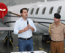 O governador Carlos Massa Ratinho Junior entregou nesta quinta-feira (17) a aeronave que ficava à disposição do poder executivo e ficava baseada em um hangar no Aeroporto do Bacacheri. O término do uso do avião vai gerar uma economia de R$ 4,5 milhões por ano aos cofres públicos.  -  Curitiba, 17/01/2019  -  Foto: Rodrigo Félix Leal