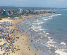 O quinto boletim de balneabilidade desta temporada, divulgado pelo Instituto Ambiental do Paraná (IAP) nesta sexta-feira (18), mostra um novo ponto impróprio para banho no Litoral. Além da Ponta da Pita, em Antonina, que já vem apresentando concentração de esgoto clandestino, um outro ponto que não está recomendado para banho, de acordo com as análises desta semana, fica na Praia Brava de Caiobá, na altura da Rua Alvorada. As chuvas podem tem causado a alteração.  -  Foto: Jaelson Lucas/ANPr