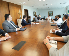 O Governo do Estado e a Prefeitura de Curitiba vão estudar em conjunto novas soluções de mobilidade que possam contribuir para tornar o transporte coletivo na capital e região mais eficiente e atrativo aos usuários. A decisão foi tomada durante reunião do governador Carlos Massa Ratinho Junior e o prefeito Rafael Greca nesta terça-feira (22/01), no Palácio Iguaçu. Foto: Rodrigo Felix Leal/ANPr