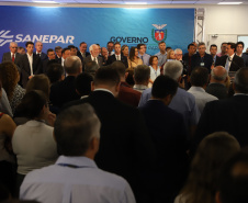 O governador Carlos Massa Ratinho Junior afirmou nesta quarta-feira (23), na solenidade de comemoração pelos 56 anos da Sanepar e de posse da nova diretoria, que a missão da empresa é avançar em oferta de água e sistema de esgoto, chegando a localidades que ainda não contam com estes serviços.Foto: José Fernando Ogura/ANPr