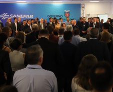 O governador Carlos Massa Ratinho Junior afirmou nesta quarta-feira (23), na solenidade de comemoração pelos 56 anos da Sanepar e de posse da nova diretoria, que a missão da empresa é avançar em oferta de água e sistema de esgoto, chegando a localidades que ainda não contam com estes serviços.Foto: José Fernando Ogura/ANPr