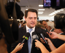 O governador Carlos Massa Ratinho Junior afirmou nesta quarta-feira (23), na solenidade de comemoração pelos 56 anos da Sanepar e de posse da nova diretoria, que a missão da empresa é avançar em oferta de água e sistema de esgoto, chegando a localidades que ainda não contam com estes serviços.Foto: Rodrigo Felix Leal/ANPr