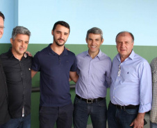 O Governo do Estado, em parceria com a Prefeitura de Almirante Tamandaré, entregou nesta sexta-feira (25) obras de revitalização do Terminal Rodoviário Municipal Vereador Dirceu Pavoni (Terminal Cachoeira), beneficiando diretamente cerca de 18 mil pessoas por dia, usuárias de dez linhas. A entrega foi feita pelo secretário do Desenvolvimento Urbano e Obras Públicas, João Carlos Ortega, e o prefeito Gerson Colodel. Foto: Divulgação/SEDU