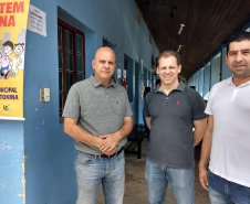 Com a confirmação da presença do vírus da febre amarela no Litoral do Paraná, em macacos encontrados mortos nesta semana, a Secretaria de Estado da Saúde fez duas grandes mobilizações neste sábado (26). Enviou profissionais, insumos e materiais de comunicação para reforçar as ações e a vacinação contra a doença em Antonina e organizou uma reunião técnica em Matinhos.
Foto:SESA