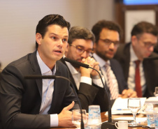 A Copel vai adotar uma série de medidas para reduzir custos. As primeiras iniciativas, que vão gerar economia de R$ 10 milhões por ano, foram anunciadas pelo governador Carlos Massa Ratinho Junior e pelo presidente da companhia, Daniel Pimentel Slaviero, nesta terça-feira (29), durante a reunião da equipe do governo, no Palácio Iguaçu.Foto: Rodrigo Felix Leal/ANPr