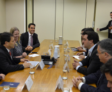 O governador Carlos Massa Ratinho Junior cumpriu nesta quarta-feira (30) em Brasília agenda com ministros de Estado, autoridades do Poder Judiciário e órgãos de fiscalização. Na foto, o governador  com o ministro Adalberto Santos de Vasconcelos, secretário especial da Secretaria do Programa de Parcerias de Investimentos (PPI). -  Brasília, 30/01/2019  -  Foto: Divulgação ANPr