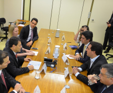 O governador Carlos Massa Ratinho Junior cumpriu nesta quarta-feira (30) em Brasília agenda com ministros de Estado, autoridades do Poder Judiciário e órgãos de fiscalização. Na foto, o governador  com o ministro Adalberto Santos de Vasconcelos, secretário especial da Secretaria do Programa de Parcerias de Investimentos (PPI). -  Brasília, 30/01/2019  -  Foto: Divulgação ANPr
