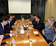 O governador Carlos Massa Ratinho Junior cumpriu nesta quarta-feira (30) em Brasília agenda com ministros de Estado, autoridades do Poder Judiciário e órgãos de fiscalização. Na foto, o governador  com o ministro Adalberto Santos de Vasconcelos, secretário especial da Secretaria do Programa de Parcerias de Investimentos (PPI). -  Brasília, 30/01/2019  -  Foto: Divulgação ANPr