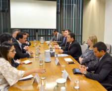 O governador Carlos Massa Ratinho Junior cumpriu nesta quarta-feira (30) em Brasília agenda com ministros de Estado, autoridades do Poder Judiciário e órgãos de fiscalização. Na foto, o governador  com o ministro Adalberto Santos de Vasconcelos, secretário especial da Secretaria do Programa de Parcerias de Investimentos (PPI). -  Brasília, 30/01/2019  -  Foto: Divulgação ANPr