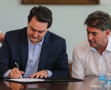 O Governador do Estado, Carlos Massa Ratinho Junior, assina o decreto que transfere a sede do governo para Cascavel, durante o Show Rural.
Curitiba,31/01/2019. Foto: Geraldo Bubniak/ANPr