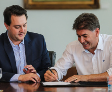 O Governador do Estado, Carlos Massa Ratinho Junior, assina o decreto que transfere a sede do governo para Cascavel, durante o Show Rural.
Curitiba,31/01/2019. Foto: Geraldo Bubniak/ANPr