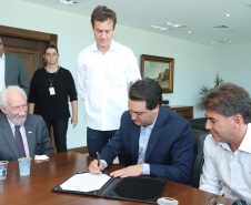 O Governador do Estado, Carlos Massa Ratinho Junior, assina o decreto que transfere a sede do governo para Cascavel, durante o Show Rural.
Curitiba,31/01/2019. Foto:Rodrigo Felix Leal/ANPr