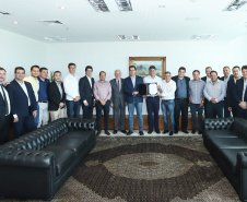 O Governador do Estado, Carlos Massa Ratinho Junior, assina o decreto que transfere a sede do governo para Cascavel, durante o Show Rural.
Curitiba,31/01/2019. Foto:Rodrigo Felix Leal/ANPr