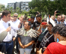 O chefe da Casa Civil, Guto Silva, e o secretário da Comunicação Social e Cultura, Hudson José, receberam nesta quinta-feira (31) representantes de tribos indígenas do Paraná. No dia nacional de manifestação em defesa dos índios, os integrantes do governo paranaense anunciaram a criação de uma comissão do Estado para interagir com os povos indígenas. Foto:Jaelson Lucas/ANPr