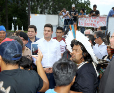 O chefe da Casa Civil, Guto Silva, e o secretário da Comunicação Social e Cultura, Hudson José, receberam nesta quinta-feira (31) representantes de tribos indígenas do Paraná. No dia nacional de manifestação em defesa dos índios, os integrantes do governo paranaense anunciaram a criação de uma comissão do Estado para interagir com os povos indígenas. Foto:Jaelson Lucas/ANPr