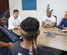 O chefe da Casa Civil, Guto Silva, e o secretário da Comunicação Social e Cultura, Hudson José, receberam nesta quinta-feira (31) representantes de tribos indígenas do Paraná. No dia nacional de manifestação em defesa dos índios, os integrantes do governo paranaense anunciaram a criação de uma comissão do Estado para interagir com os povos indígenas. Foto:Jaelson Lucas/ANPr