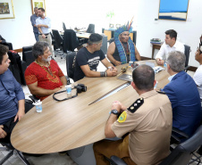 O chefe da Casa Civil, Guto Silva, e o secretário da Comunicação Social e Cultura, Hudson José, receberam nesta quinta-feira (31) representantes de tribos indígenas do Paraná. No dia nacional de manifestação em defesa dos índios, os integrantes do governo paranaense anunciaram a criação de uma comissão do Estado para interagir com os povos indígenas. Foto:Jaelson Lucas/ANPr