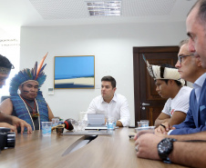 O chefe da Casa Civil, Guto Silva, e o secretário da Comunicação Social e Cultura, Hudson José, receberam nesta quinta-feira (31) representantes de tribos indígenas do Paraná. No dia nacional de manifestação em defesa dos índios, os integrantes do governo paranaense anunciaram a criação de uma comissão do Estado para interagir com os povos indígenas. Foto:Jaelson Lucas/ANPr
