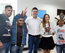 O chefe da Casa Civil, Guto Silva, e o secretário da Comunicação Social e Cultura, Hudson José, receberam nesta quinta-feira (31) representantes de tribos indígenas do Paraná. No dia nacional de manifestação em defesa dos índios, os integrantes do governo paranaense anunciaram a criação de uma comissão do Estado para interagir com os povos indígenas. Foto:Jaelson Lucas/ANPr