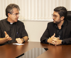 O Governo do Paraná vai coordenar uma ação conjunta para revitalizar a região do Santuário Estadual de Nossa Senhora do Rocio, em Paranaguá. O presidente dos portos do Paraná, Luiz Fernando Garcia, e o reitor do Santuário, padre Joaquim Parron, discutiram as necessidades da comunidade e as possíveis intervenções.Paranaguá, 01/02/2019  -  Foto:  Claudio Neves/Appa