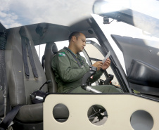 O Governo do Paraná enviou uma equipe aérea para Brumadinho (MG) com o objetivo de auxiliar nas buscas pelas vítimas do rompimento da barragem ocorrida na sexta-feira (25/01). Cinco integrantes do Batalhão de Polícia Militar de Operações Aéreas (BPMOA) viajaram neste domingo (03/02), somando-se à equipe do Corpo de Bombeiros que está naquele estado, incluída na força tarefa de buscas pelas vítimas desde o último domingo (27/01).  -  Curitiba, 03/02/2019  -  Foto: Jaelson Lucas/ANPr