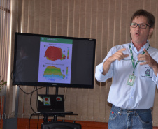 O Instituto Agronômico do Paraná (Iapar) lançou, nesta terça-feira (05), no Show Rural, em Cascavel, um aplicativo de monitoramento do clima disponível no celular. Paralelamente lançou o atlas climático atualizado, também disponível on-line.  Na foto,  o pesquisador da área de Agrometeorologia, Pablo Nitsche, do Iapar  -  Cascavel, 05/02/2019  -  Foto: Divulgação SEAB
