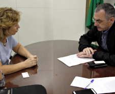 O diretor-geral da Secretaria de Estado do Desenvolvimento Urbano, Francisco dos Santos, reuniu-se nesta terça-feira (05) com a prefeita de Cruzeiro do Oeste, Helena Bertoco, para falar sobre novos projetos para o município e acompanhar os estágios atuais de acordos firmados anteriormente . Foto:Divulgalção/SEDU