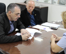 O diretor-geral da Secretaria de Estado do Desenvolvimento Urbano, Francisco dos Santos, reuniu-se nesta terça-feira (05) com a prefeita de Cruzeiro do Oeste, Helena Bertoco, para falar sobre novos projetos para o município e acompanhar os estágios atuais de acordos firmados anteriormente . Foto:Divulgalção/SEDU