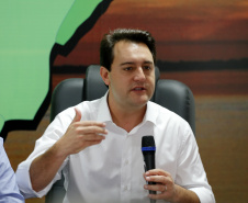 O governador Carlos Massa Ratinho Junior reuniu-se nesta quarta-feira (6), em Umuarama, com lideranças e prefeitos do Noroeste para tratar da duplicação da PR-323 e anunciou a elaboração de projetos executivos para obras na rodovia. -  Umuarama, 06/02/2019  -  Foto: Arnaldo Alves/ANPr