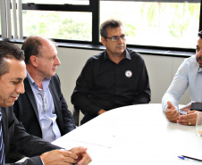 O secretário estadual do Desenvolvimento Urbano, João Carlos Ortega, recebeu nesta quarta-feira (06) o pedido de apoio ao processo para a implantação do Centro de Eventos de Terra Roxa, município da região Oeste do Estado.   -  Curitiba, 06/02/2019  -  Foto: Divulgação SEDU