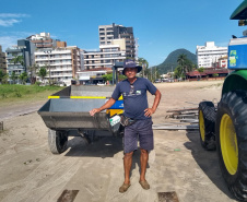  Antonio Carlos Barbosa, motorista do dumper: geração de renda e praia limpa. Foto:Thays Poletto