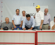 O governador Carlos Massa Ratinho Junior afirmou nesta quinta-feira (07), em Cascavel, que vai editar um decreto regulamentando a aplicação da lei que estabelece a perenidade da Tarifa Rural Noturna de energia. - Cascavel, 07/02/2019 - Foto: Rodrigo Félix Leal
