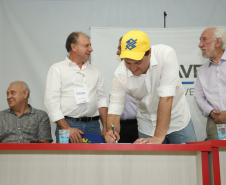 O governador Carlos Massa Ratinho Junior afirmou nesta quinta-feira (07), em Cascavel, que vai editar um decreto regulamentando a aplicação da lei que estabelece a perenidade da Tarifa Rural Noturna de energia. - Cascavel, 07/02/2019 - Foto: Rodrigo Félix Leal
