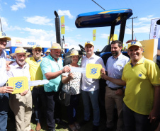 Novos maquinários aumentam produção em pequenas propriedades. Na quinta-feira (8), no Show Rural, em Cascavel, o governador Ratinho Junior fez a entrega de tratores para José Modena e para mais dois agricultores de Catanduvas, Geraldo Marafom e Roberto de Jesus Iung. -   Cascavel, 07/02/2019  -  Foto: Rodrigo Félix Leal/ANPr