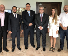 A implantação do Programa de Integridade e Compliance na administração pública do Paraná está chamando a atenção de especialistas. O controlador-geral do Estado, Raul Siqueira, recebeu nesta sexta-feira, 8, no Palácio Iguaçu, o ex-ministro Luiz Navarro e seus sócios do escritório Hage, Navarro, Fonseca, Suzart & Prudêncio Consultoria em Compliance.  -  Curitiba, 08/02/2019  -  Foto: Divulgação CGE