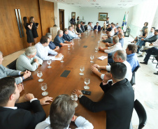 O governador Carlos Massa Ratinho Junior se reuniu nesta segunda-feira (11), no Palácio Iguaçu, com prefeitos da Associação dos Municípios do Médio Paranapanema (Amepar), que congrega 22 cidades e uma população de cerca de 1 milhão de habitantes.  -  Curitiba, 11/02/2019  -  Foto: Rodrigo Félix Leal/ANPr