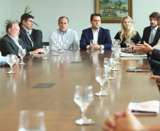 O governador Carlos Massa Ratinho Junior se reuniu nesta segunda-feira (11), no Palácio Iguaçu, com prefeitos da Associação dos Municípios do Médio Paranapanema (Amepar), que congrega 22 cidades e uma população de cerca de 1 milhão de habitantes.  -  Curitiba, 11/02/2019  -  Foto: Rodrigo Félix Leal/ANPr