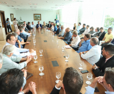 O governador Carlos Massa Ratinho Junior se reuniu nesta segunda-feira (11), no Palácio Iguaçu, com prefeitos da Associação dos Municípios do Médio Paranapanema (Amepar), que congrega 22 cidades e uma população de cerca de 1 milhão de habitantes.  -  Curitiba, 11/02/2019  -  Foto: Rodrigo Félix Leal/ANPr