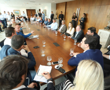 O governador Carlos Massa Ratinho Junior se reuniu nesta segunda-feira (11), no Palácio Iguaçu, com prefeitos da Associação dos Municípios do Médio Paranapanema (Amepar), que congrega 22 cidades e uma população de cerca de 1 milhão de habitantes.  -  Curitiba, 11/02/2019  -  Foto: Rodrigo Félix Leal/ANPr