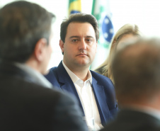 O governador Carlos Massa Ratinho Junior se reuniu nesta segunda-feira (11), no Palácio Iguaçu, com prefeitos da Associação dos Municípios do Médio Paranapanema (Amepar), que congrega 22 cidades e uma população de cerca de 1 milhão de habitantes.  -  Curitiba, 11/02/2019  -  Foto: Rodrigo Félix Leal/ANPr