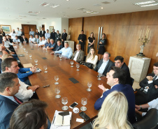 O governador Carlos Massa Ratinho Junior se reuniu nesta segunda-feira (11), no Palácio Iguaçu, com prefeitos da Associação dos Municípios do Médio Paranapanema (Amepar), que congrega 22 cidades e uma população de cerca de 1 milhão de habitantes.  -  Curitiba, 11/02/2019  -  Foto: Rodrigo Félix Leal/ANPr