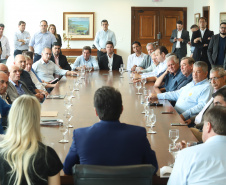 O governador Carlos Massa Ratinho Junior se reuniu nesta segunda-feira (11), no Palácio Iguaçu, com prefeitos da Associação dos Municípios do Médio Paranapanema (Amepar), que congrega 22 cidades e uma população de cerca de 1 milhão de habitantes.  -  Curitiba, 11/02/2019  -  Foto: Rodrigo Félix Leal/ANPr