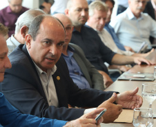 O governador Carlos Massa Ratinho Junior se reuniu nesta segunda-feira (11), no Palácio Iguaçu, com prefeitos da Associação dos Municípios do Médio Paranapanema (Amepar), que congrega 22 cidades e uma população de cerca de 1 milhão de habitantes.  -  Curitiba, 11/02/2019  -  Foto: Rodrigo Félix Leal/ANPr