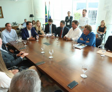 O governador Carlos Massa Ratinho Junior se reuniu nesta segunda-feira (11), no Palácio Iguaçu, com prefeitos da Associação dos Municípios do Médio Paranapanema (Amepar), que congrega 22 cidades e uma população de cerca de 1 milhão de habitantes.  -  Curitiba, 11/02/2019  -  Foto: Rodrigo Félix Leal/ANPr