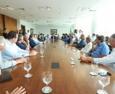 O governador Carlos Massa Ratinho Junior se reuniu nesta segunda-feira (11), no Palácio Iguaçu, com prefeitos da Associação dos Municípios do Médio Paranapanema (Amepar), que congrega 22 cidades e uma população de cerca de 1 milhão de habitantes.  -  Curitiba, 11/02/2019  -  Foto: Rodrigo Félix Leal/ANPr