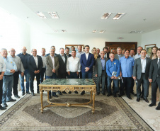 O governador Carlos Massa Ratinho Junior se reuniu nesta segunda-feira (11), no Palácio Iguaçu, com prefeitos da Associação dos Municípios do Médio Paranapanema (Amepar), que congrega 22 cidades e uma população de cerca de 1 milhão de habitantes.  -  Curitiba, 11/02/2019  -  Foto: Rodrigo Félix Leal/ANPr