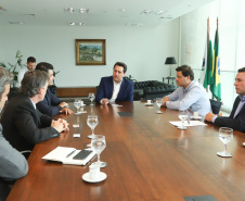 O governador Carlos Massa Ratinho Junior se reuniu com diretores da multinacional Mars Petcare nesta segunda-feira (11) para discutir detalhes de um novo investimento da companhia em Ponta Grossa na região dos Campos Gerais. A empresa, líder mundial na produção de alimentos para cães e gatos, investirá R$ 120 milhões na instalação da segunda unidade no município.Foto: Rodrigo Felix Lea/ANPr